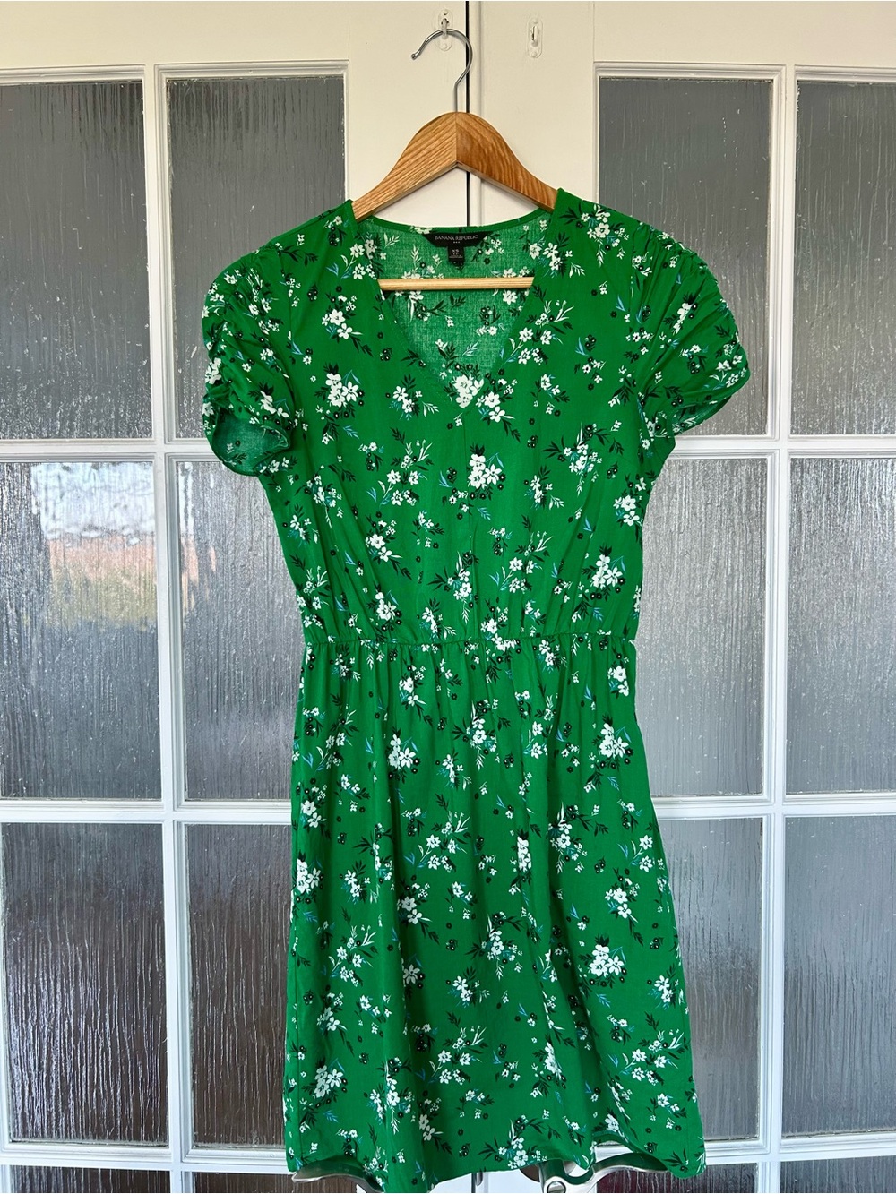 💚 Banana Republic Green Floral V-Neck Short Sleeve Dress